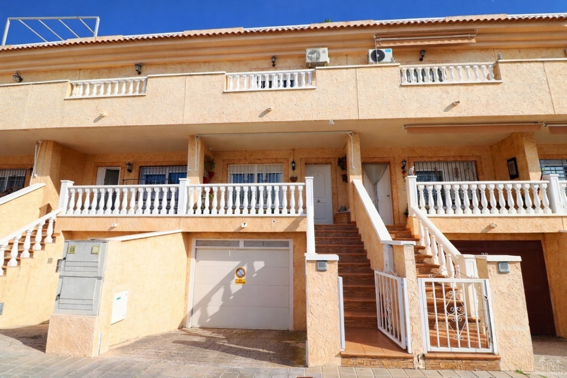 Resale - House - Redován
