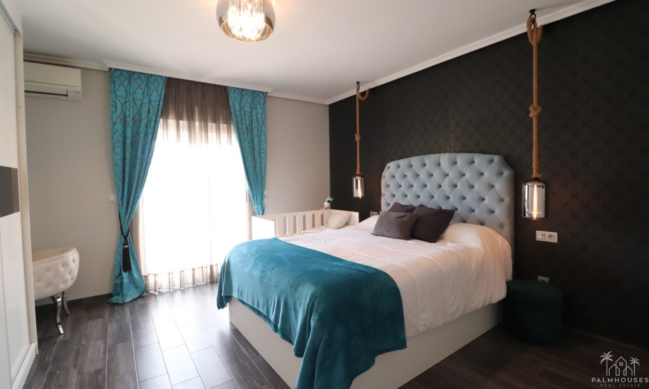 Resale - House - Redován