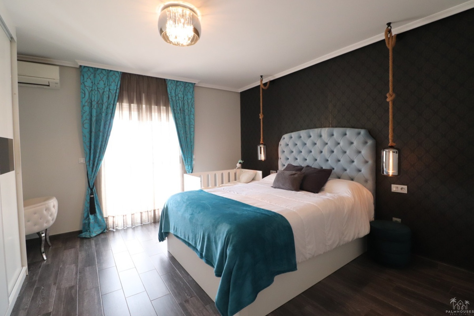 Resale - House - Redován