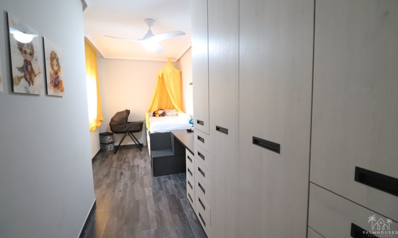 Resale - House - Redován