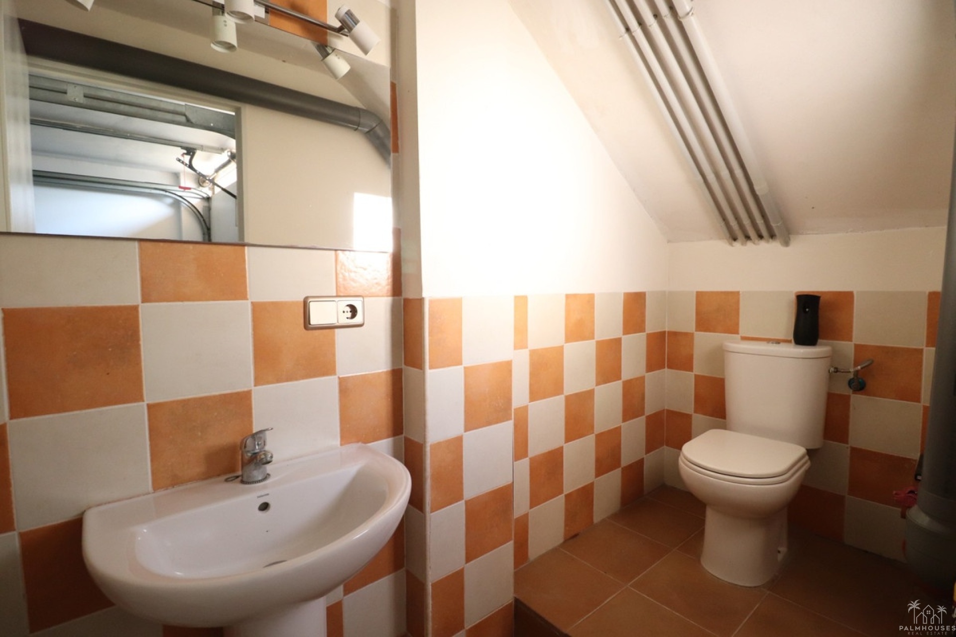 Resale - House - Redován