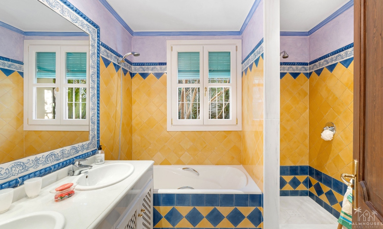 Resale - Villa - Malaga - Marbella