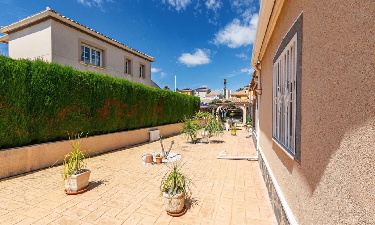 Resale - Villa - Orihuela - Orihuela Costa