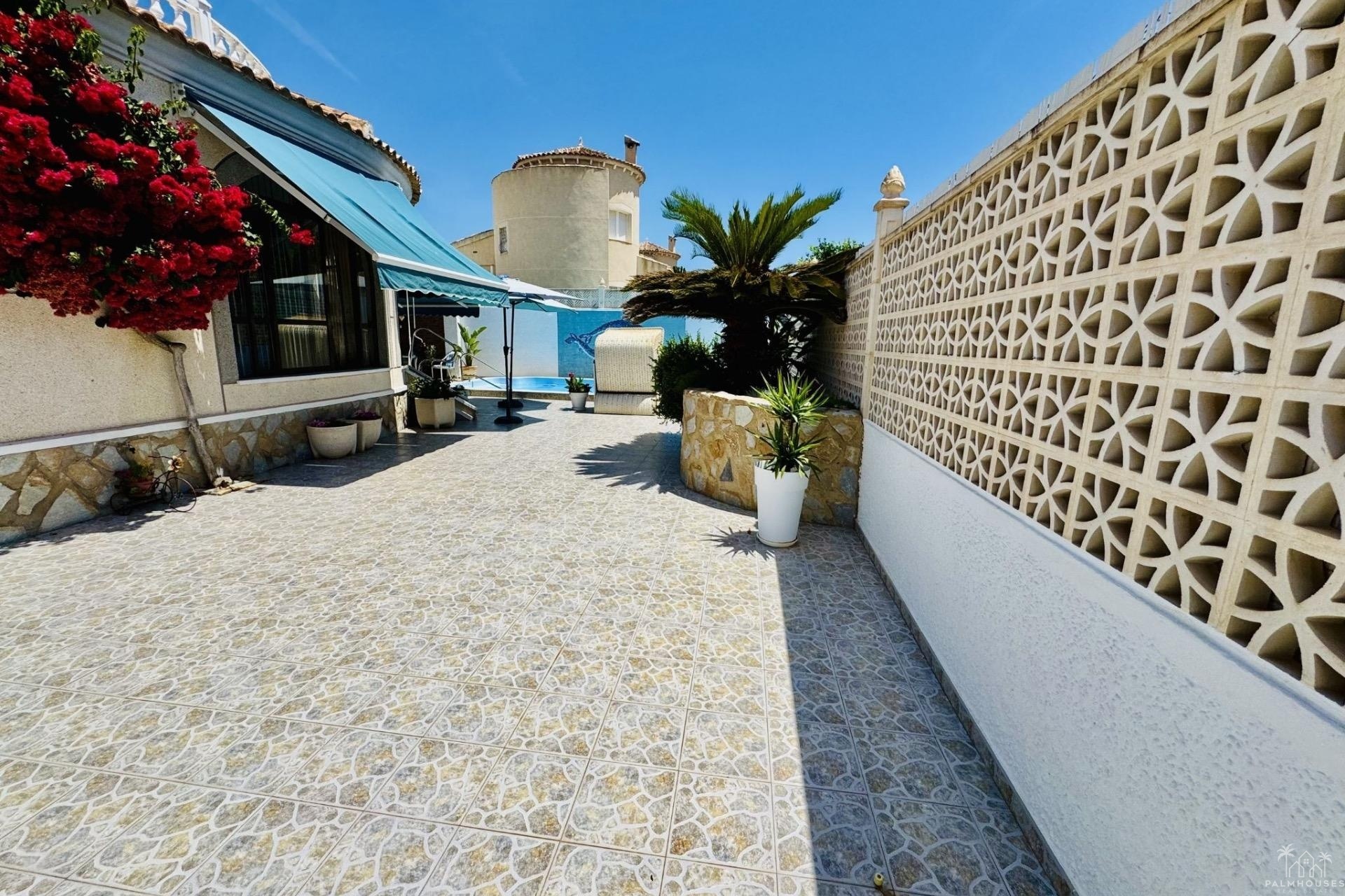 Resale - Villa - Torrevieja - La Siesta