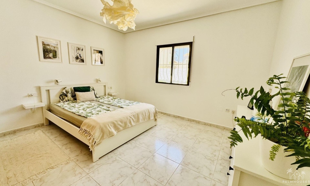 Resale - Villa - Torrevieja - La Siesta