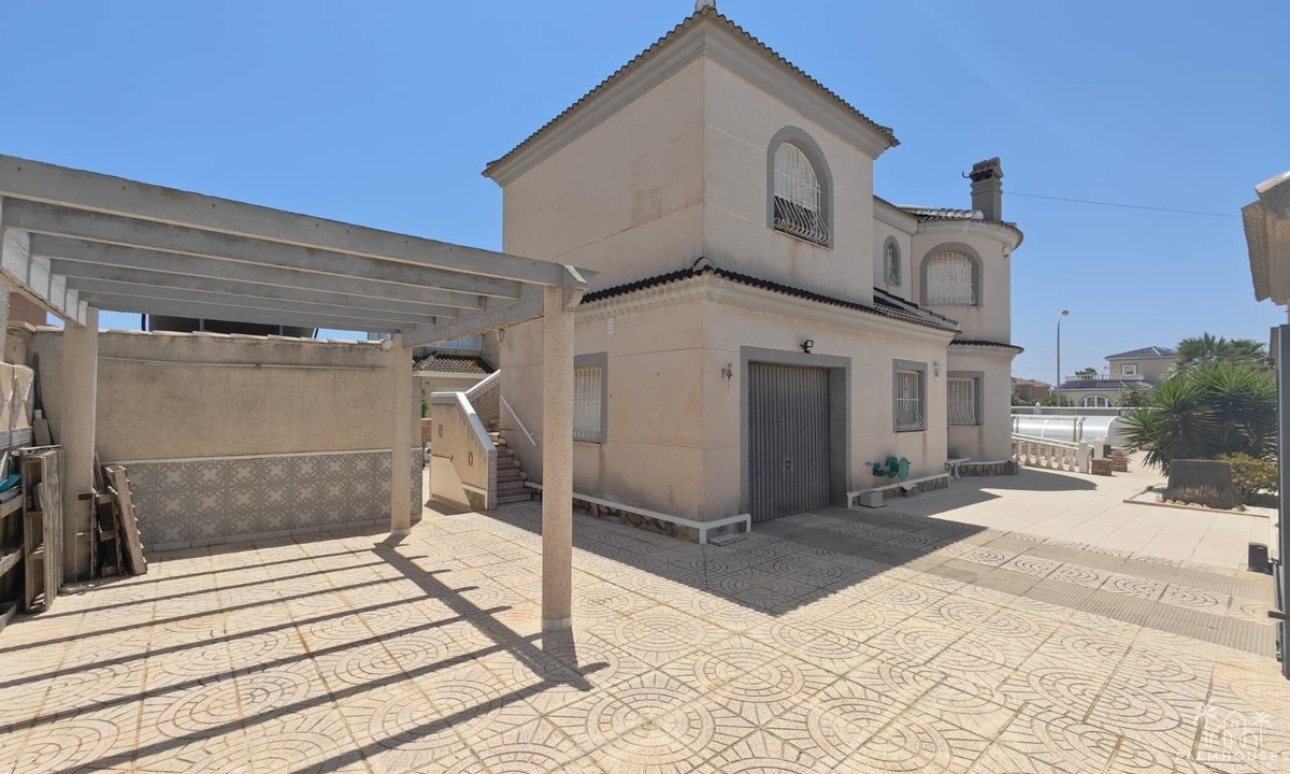 Resale - Villa - Torrevieja - La Siesta