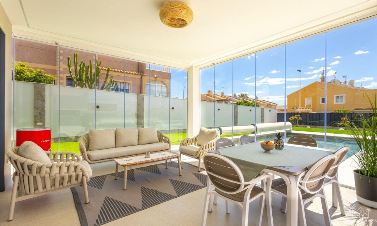Resale - Villa - Torrevieja - Torrevieja Centro